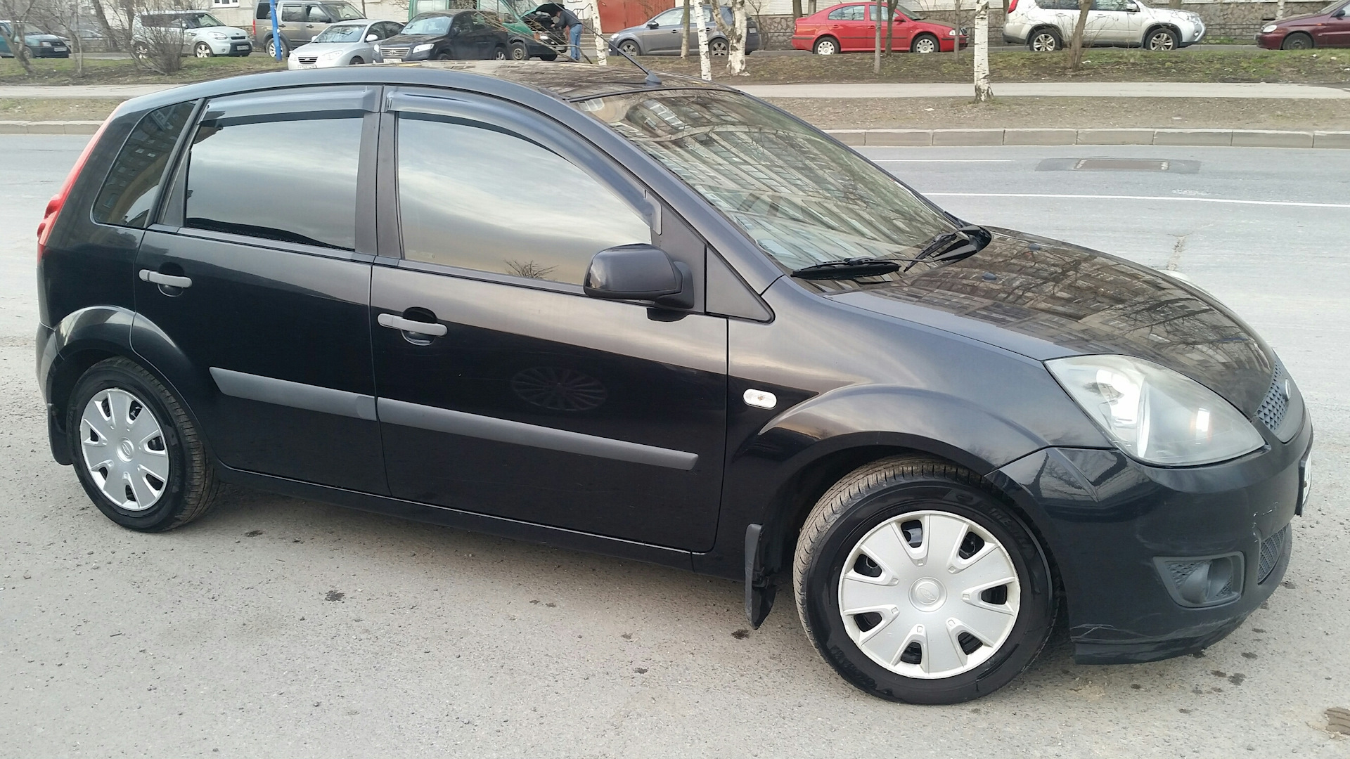 Л 2006. Форд Фиеста 5 лобовое стекло. Ford Fiesta 2006 габариты. Ford Fiesta v van 1.4 TDC. Форд Фиеста 4 двери.