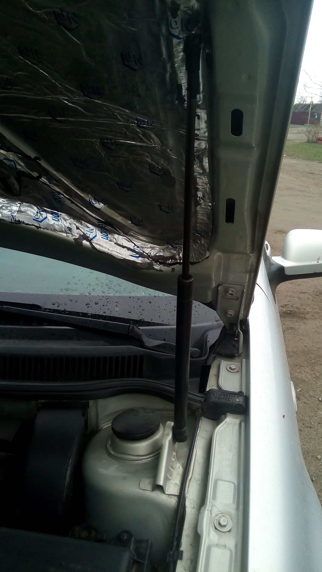Стойка капота vw Bora — Volkswagen Bora, 2,3 л, 2000 года | своими ...