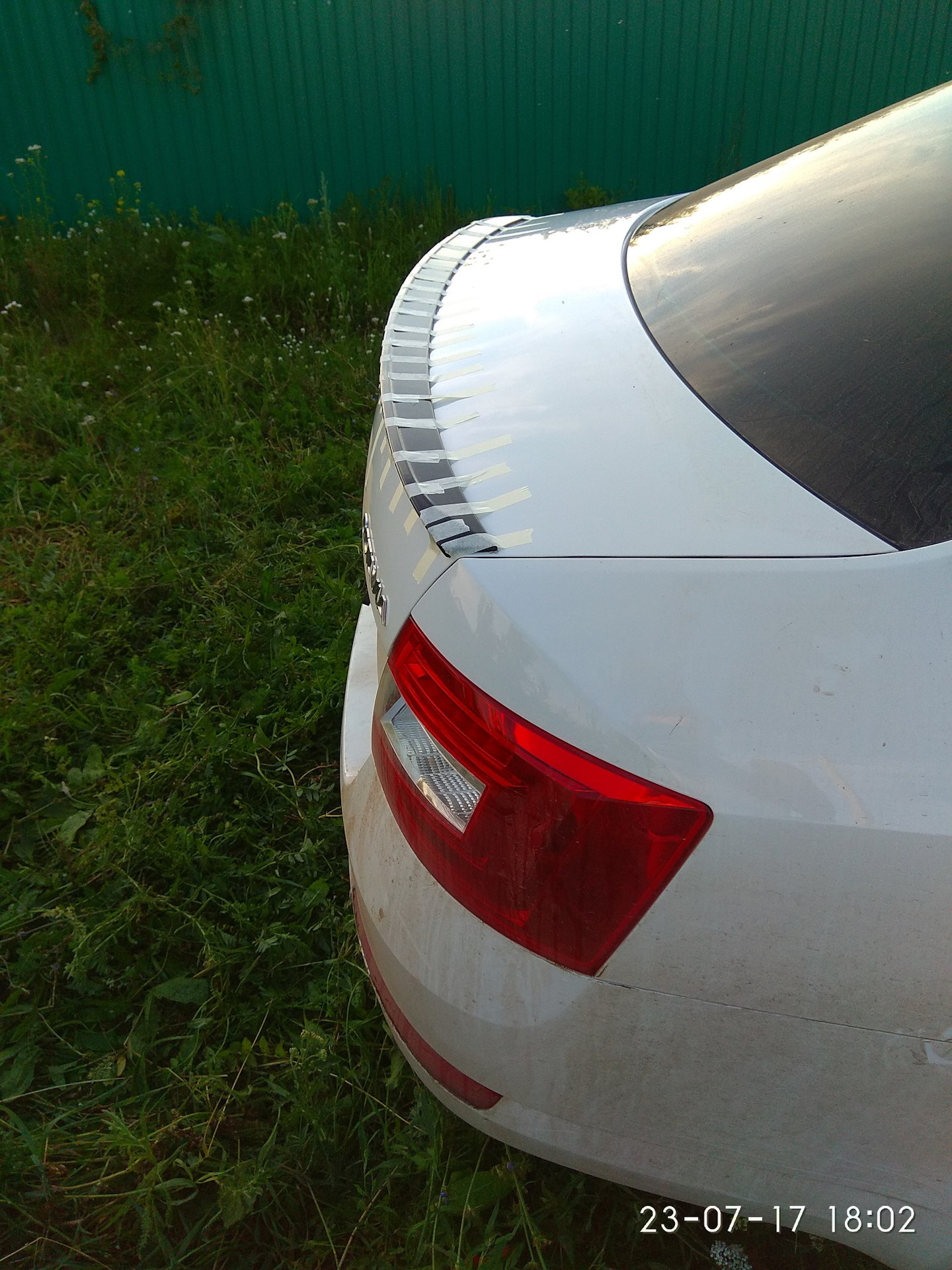 Установка лип спойлера. Как покрасить лип спойлер. Лип спойлер приора седан. Лип спойлер приора 1. Установка лип спойлера.