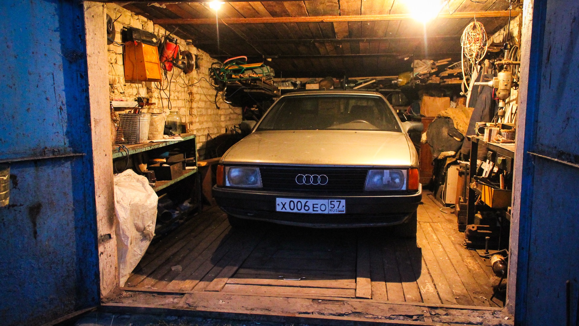 Надо гараж. Audi 100 Garage Edition. Ауди 100 в гараже. Гараж такси. Новая Ауди в гараже.