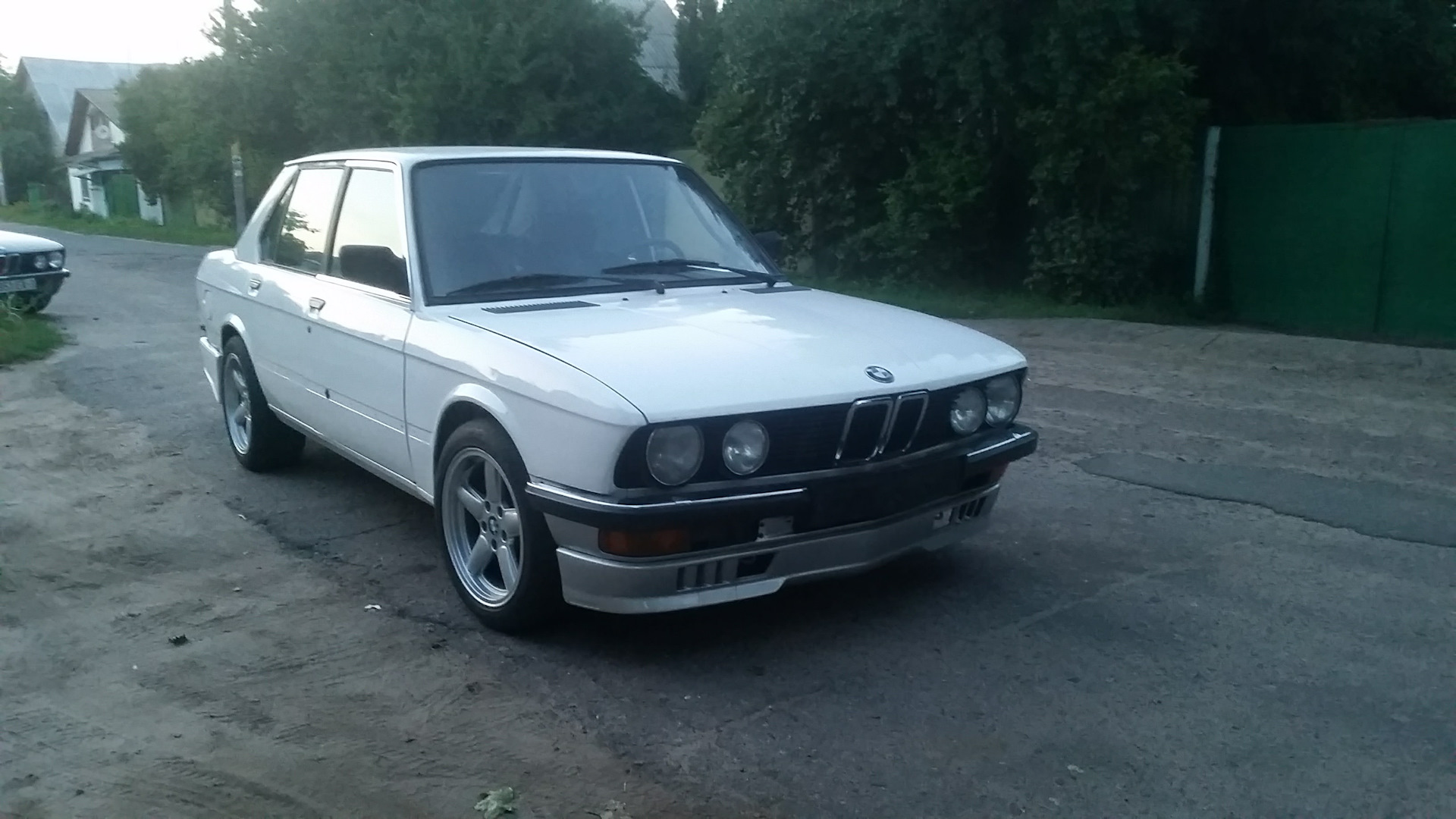 BMW 5 series (E28) 2.8 бензиновый 1986 | Машина Бэтмена на DRIVE2