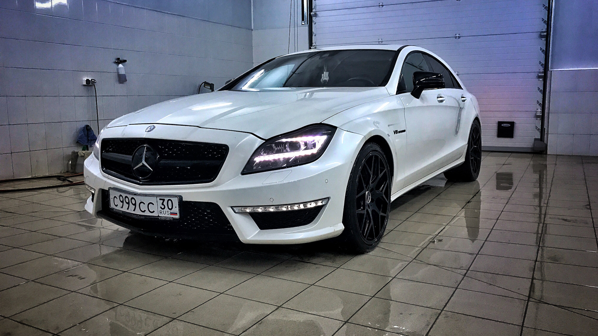 Мерседес CLS 63 AMG ночью