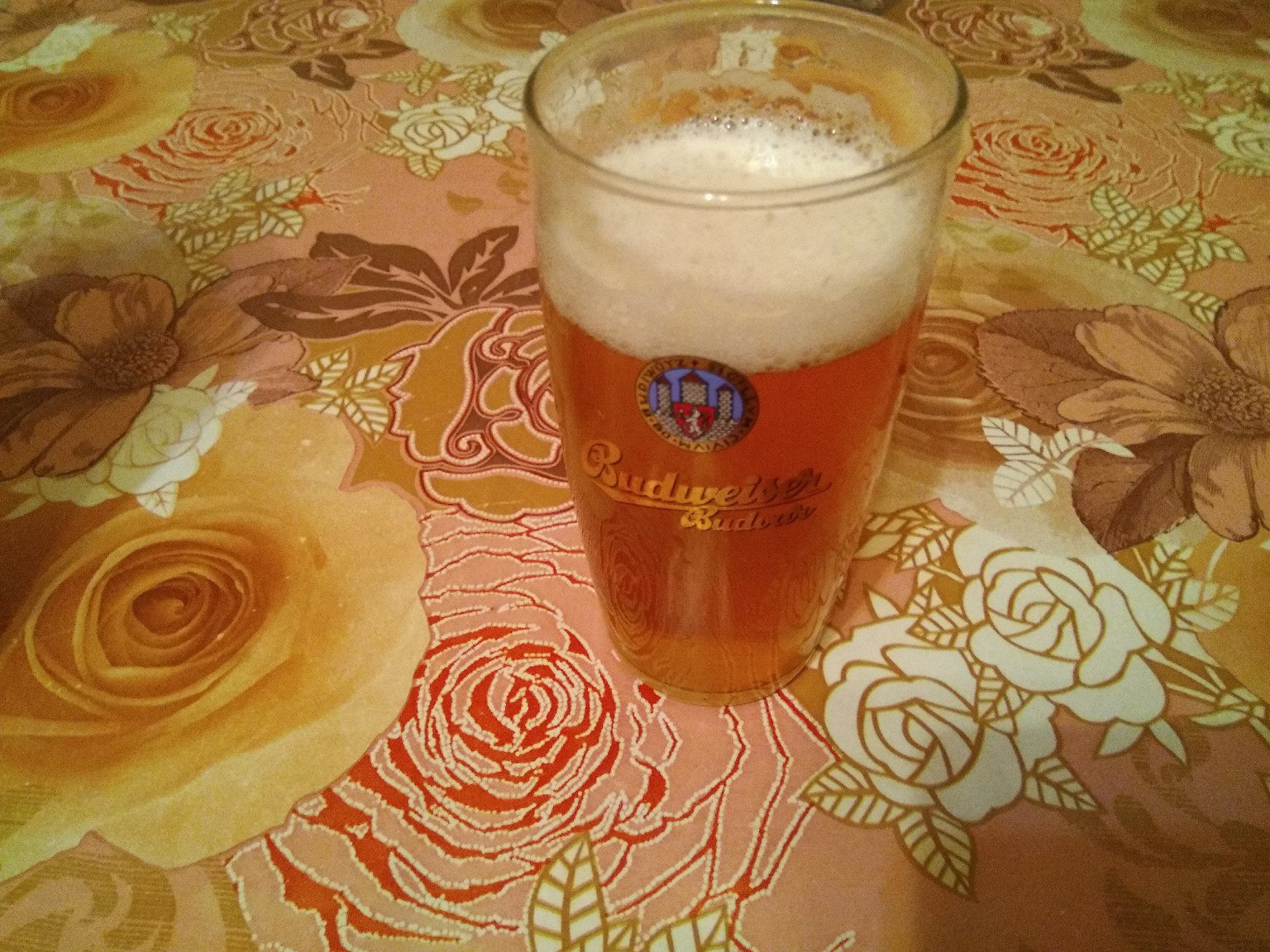 Пьем пиво дома. Домашнее пиво. Пиво на столе. Пиво дома.