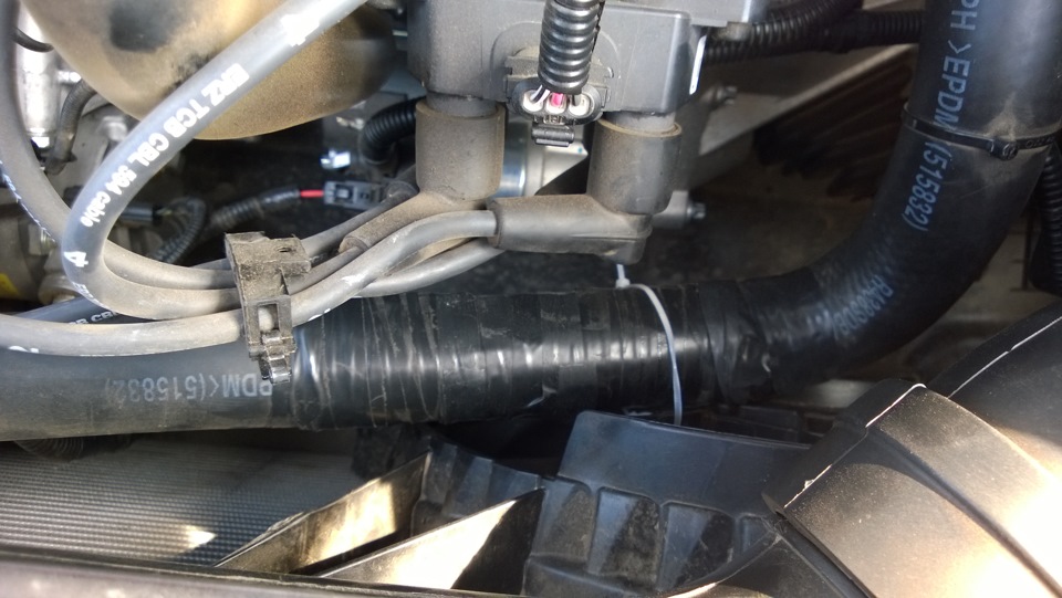 Дренажные трубки под капотом. Силиконовые патрубки 2109 карбюратор. Шланг антифриза 6мм. Шланги под капот. Шланг нива бензобак дренаж.