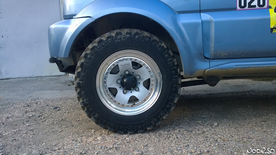 Для нивы simex extreme trekker. b6208fes 960. Для нивы simex extreme trekker фото. Для нивы simex extreme trekker-b6208fes 960. картинка Для нивы simex extreme trekker. картинка b6208fes 960. Пару месяцев назад я еще не определившись окончательно, что готов к 31" колесам купил Simex Extreme Trekker 29-7.5-16. В традиционном для нас метрическом размере это 195/80R16. Индекс нагрузки 98 указывает, что максимальная нагрузка на колесо может быть до 750кг, а максимальная скорость — 140км/ч о чем свидетельствует индекс N. Это, наверное, самые большие колеса, которые может переварить родная трансмиссия джимника. А еще это наверное самая маленькая шина Экстрим класса из именытых производителей. Следующие за ней уже начинаются от 31 дюйма.