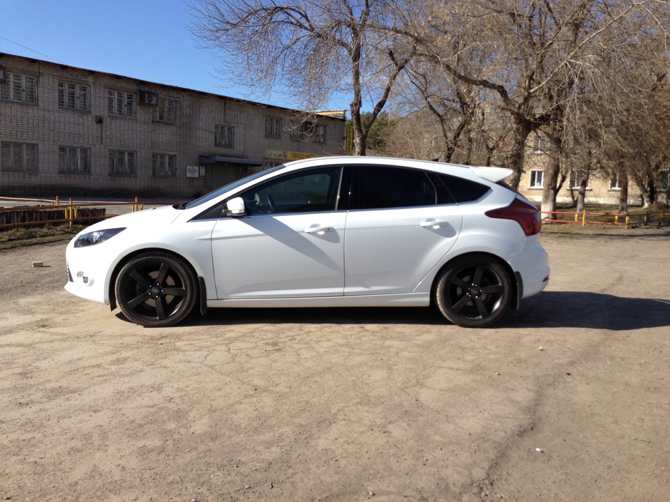 Ford Focus 3 белый хэтчбек на r18