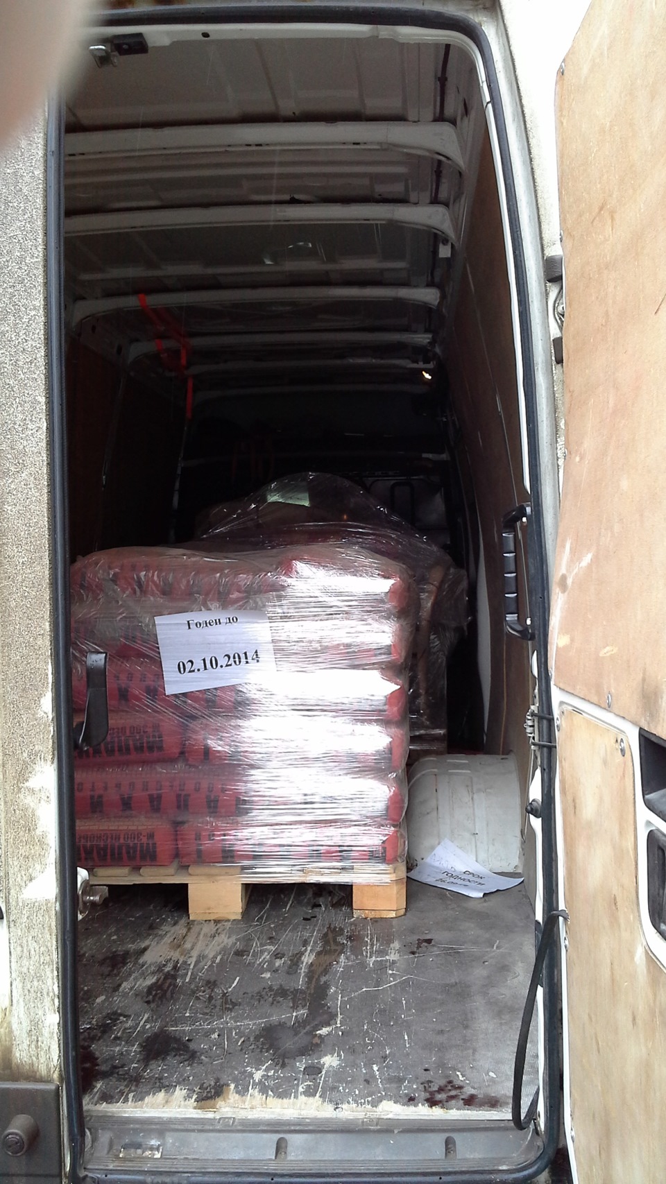 40 мешков цемента на мосту. — Iveco Daily (4G)