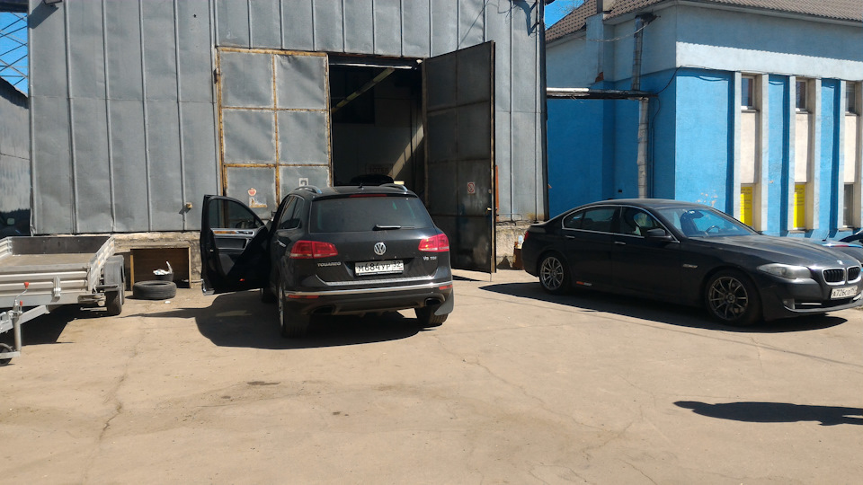 Рядом с BMW Вадима, наверное самой быстрой из 530TDI — Volkswagen Touareg (2G)