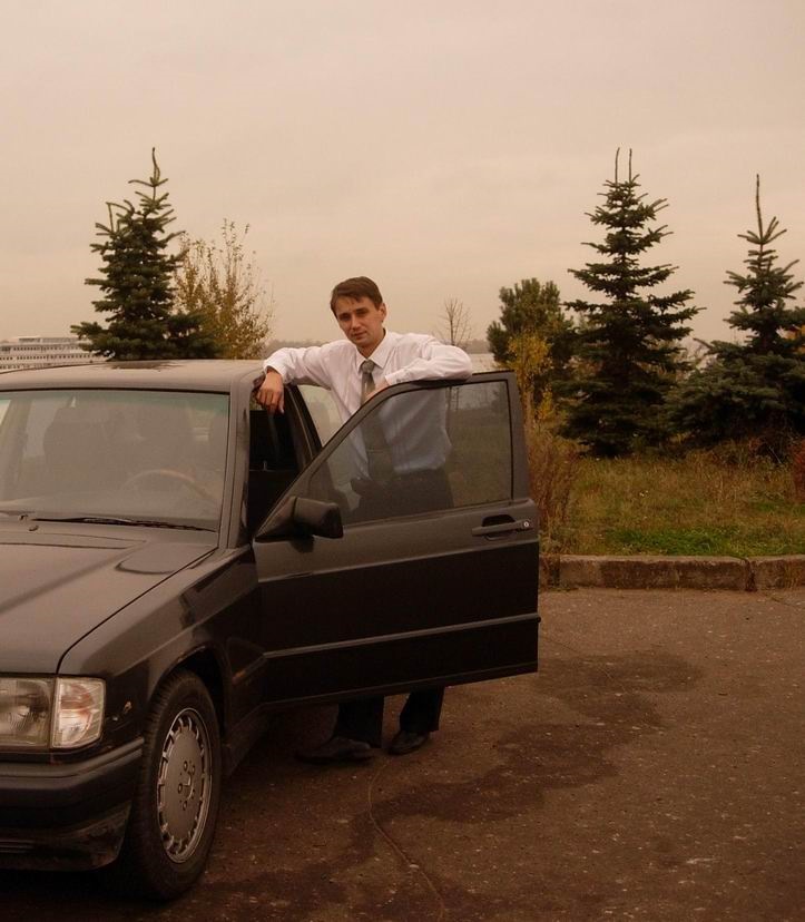 Машина в снегу. Автомобиль брошенный в снегу. Русский гараж с машиной. Машина надолго. Озеро комо и порше 911.