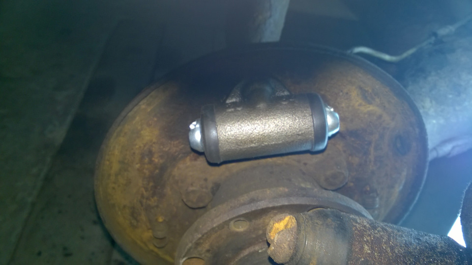 Замена тормозного цилиндра и колодок — Lada 2114, 1,5 л., 2005 года ...