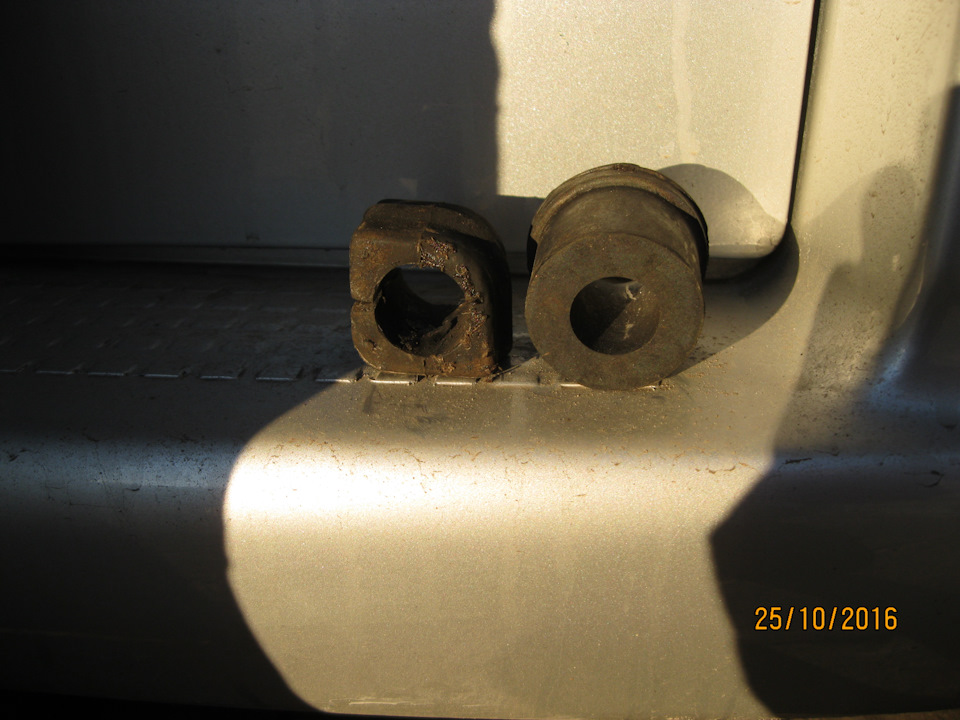 замена втулок стабилизатора. — Volkswagen Transporter T4, 2,5 л, 2002 ...