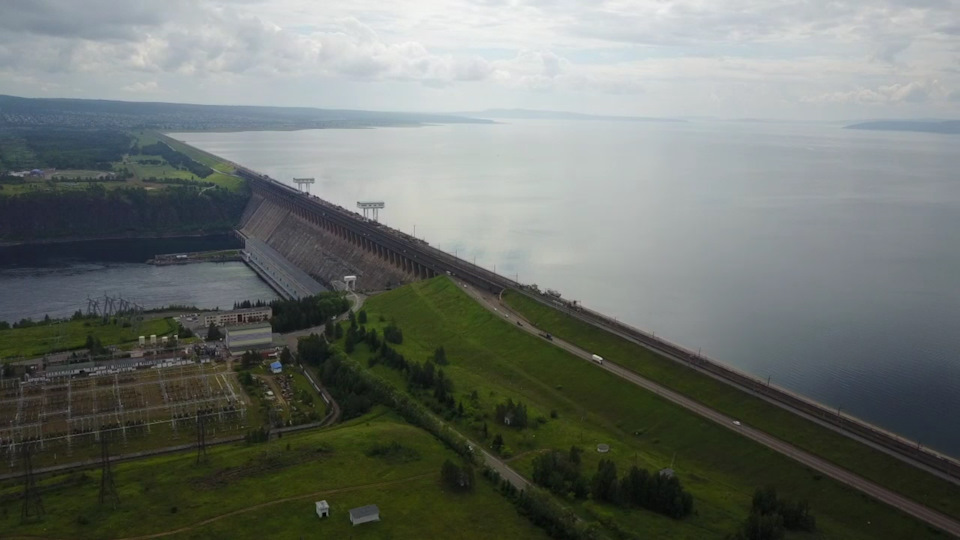 Все эпитеты, обозначающие большой размер, очень условны. По отношению к муравью, жук будет большой, мышь огромная, кошка гигантская, а собака циклопическая. Но все они, по отношению к слону ничтожны. Поэтому любые слова плохо передают реальность. Некоторые вещи надо просто увидеть своими глазами, чтобы понять их размер) — ГАЗ Соболь