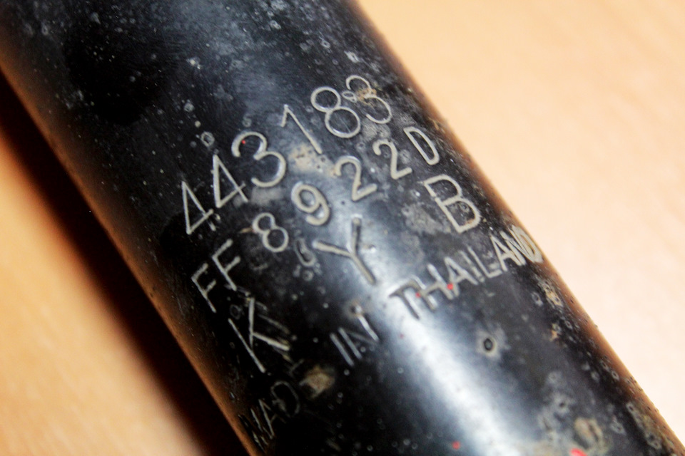 Аналог оригинальному амортизатору для а/м Nissan Terrano WD21 — масленый амортизатор фирмы kayaba 443183 — Nissan Terrano I. Запчасти на фото: 443183