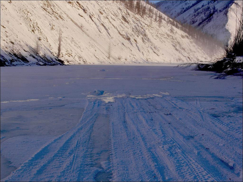 Arctic road. Автозимник Арктика. Автозимник Батагай -Якутск. Автозимник Верхоянье. Горы на зимнике Якутии.