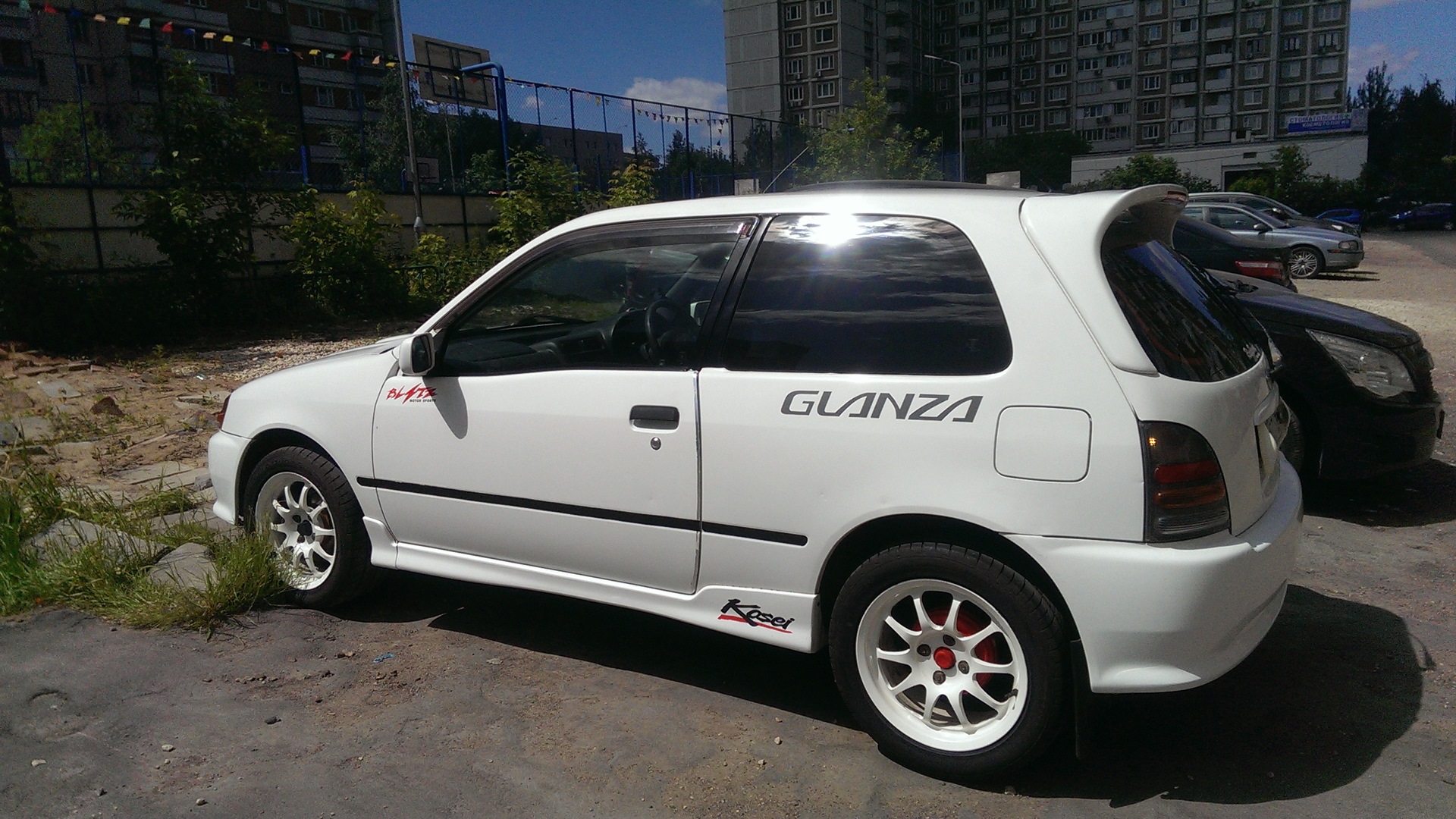 Старлет капот. Toyota Starlet 1997. Тойота Старлет 1997. Тойота Старлет 99 года. Тойота Старлет белая.