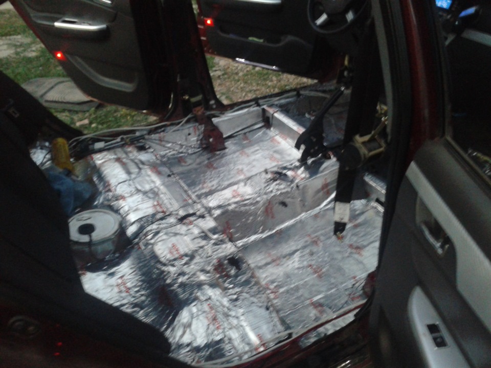 Шумоизоляция лифан. Шумоизоляция лифан майвей. Шумоизоляция моторного отсека lifan solano. Шумоизоляция лифан. Лифан бриз шумоизоляция.