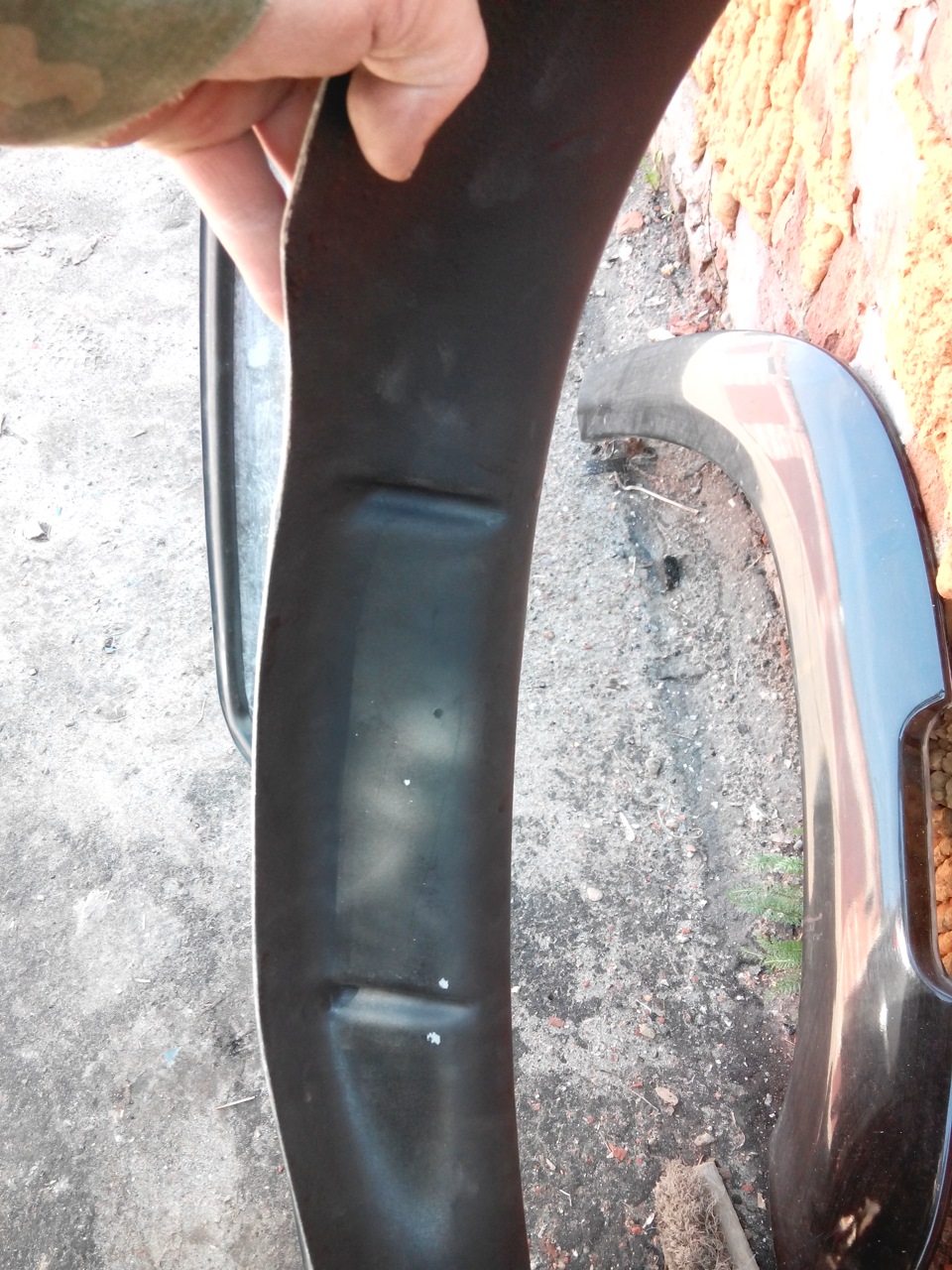 На левом выдавлены ребра жесткости — УАЗ Patriot