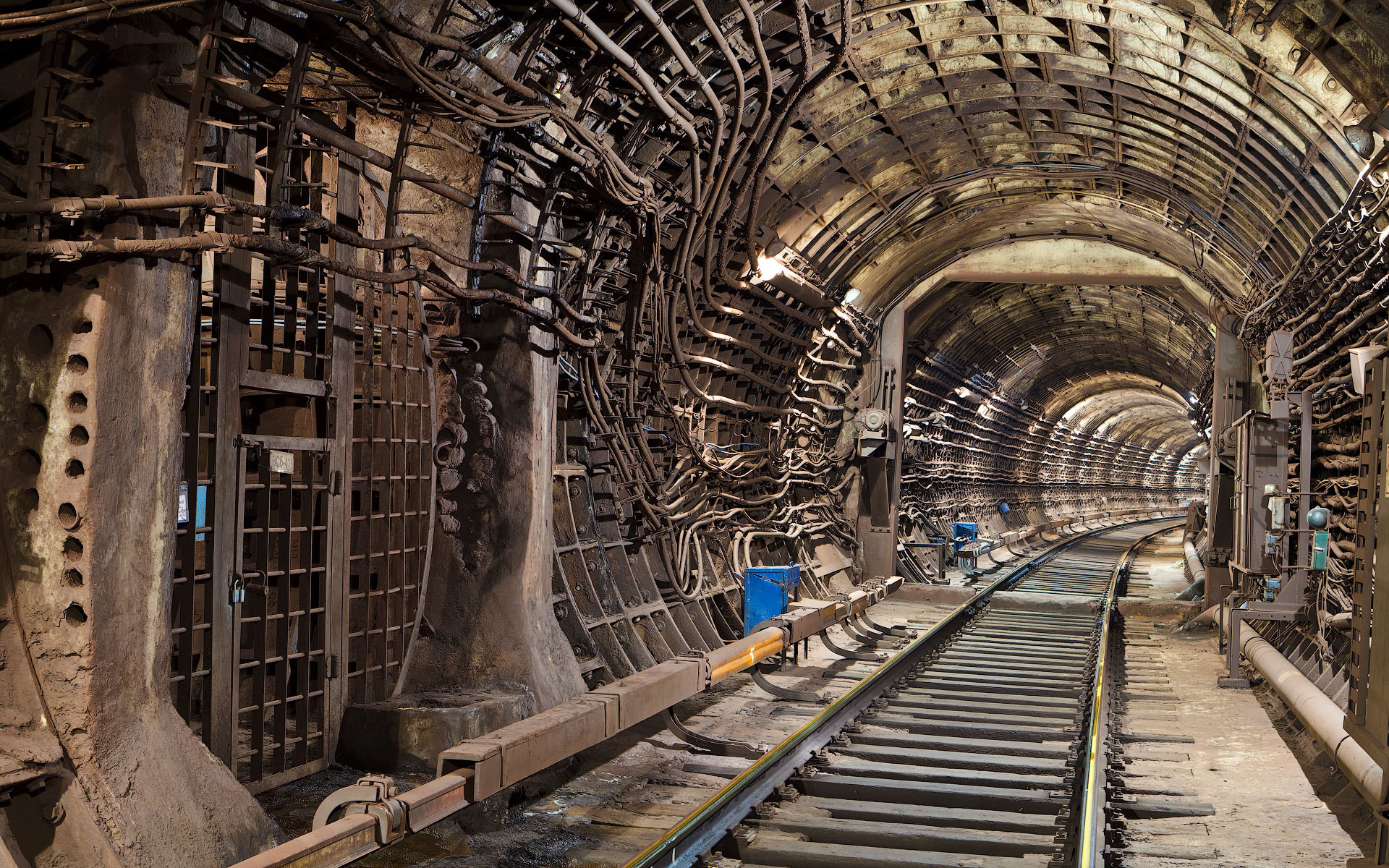 Создание метрополитена. Метро Москвы внутри в тоннелях. Московское метро внутри тоннеля. Тоннели метро 2. Метро 2 внутри.