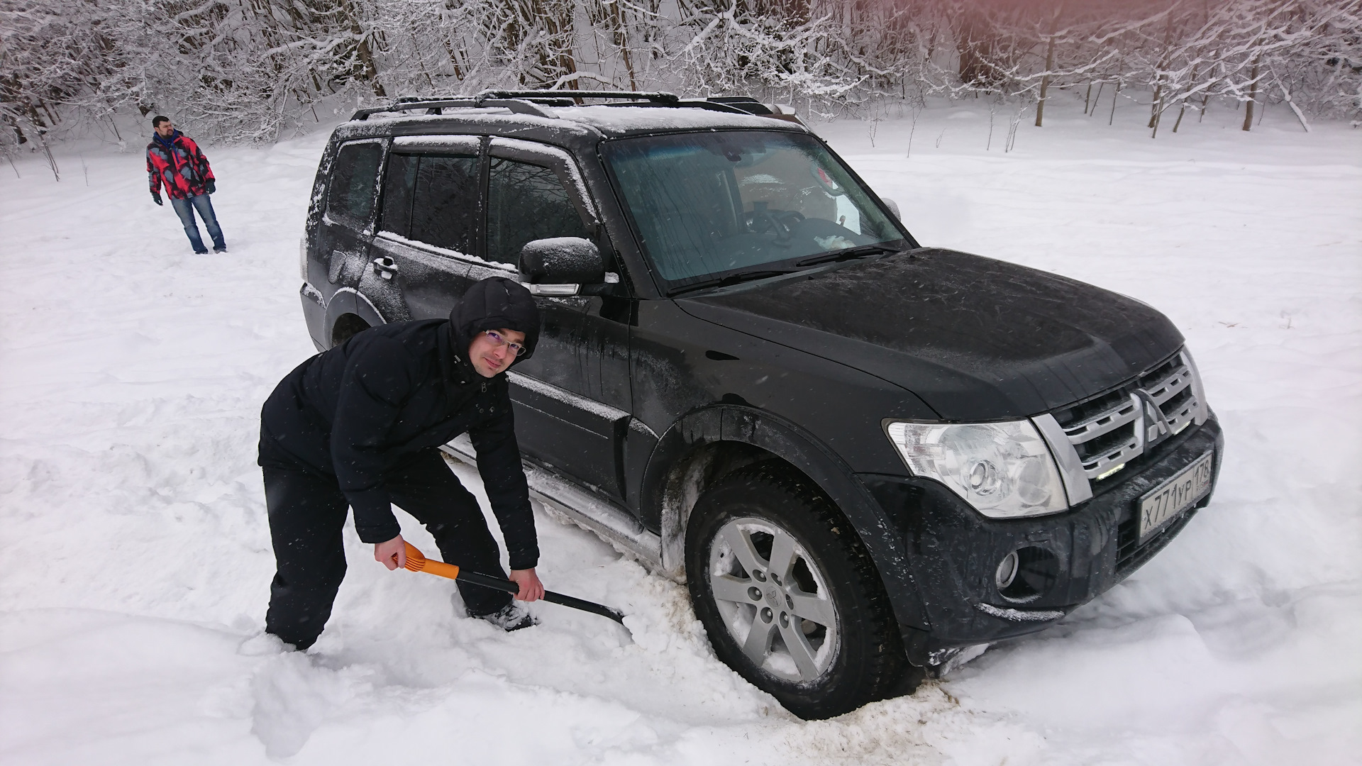 Паджеро на бездорожье видео. Паджеро 4 в снегу. Ford Escape покатушки в снегу. Угон Паджеро спорт в Петрозаводске. Ролики покатушки Москва.