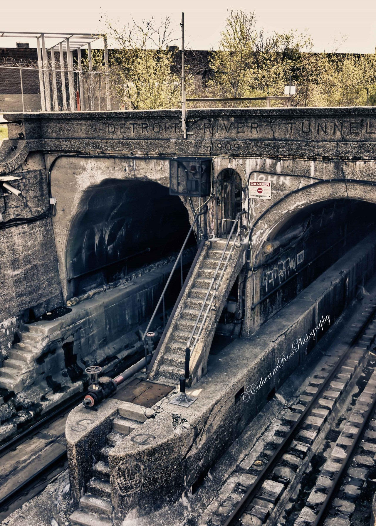 Заброшенная жд станция. Заброшенный вокзал в Детройте. Заброшенный вокзал Буффало. Заброшенная Железнодорожная станция. Заброшенный ЖД вокзал.