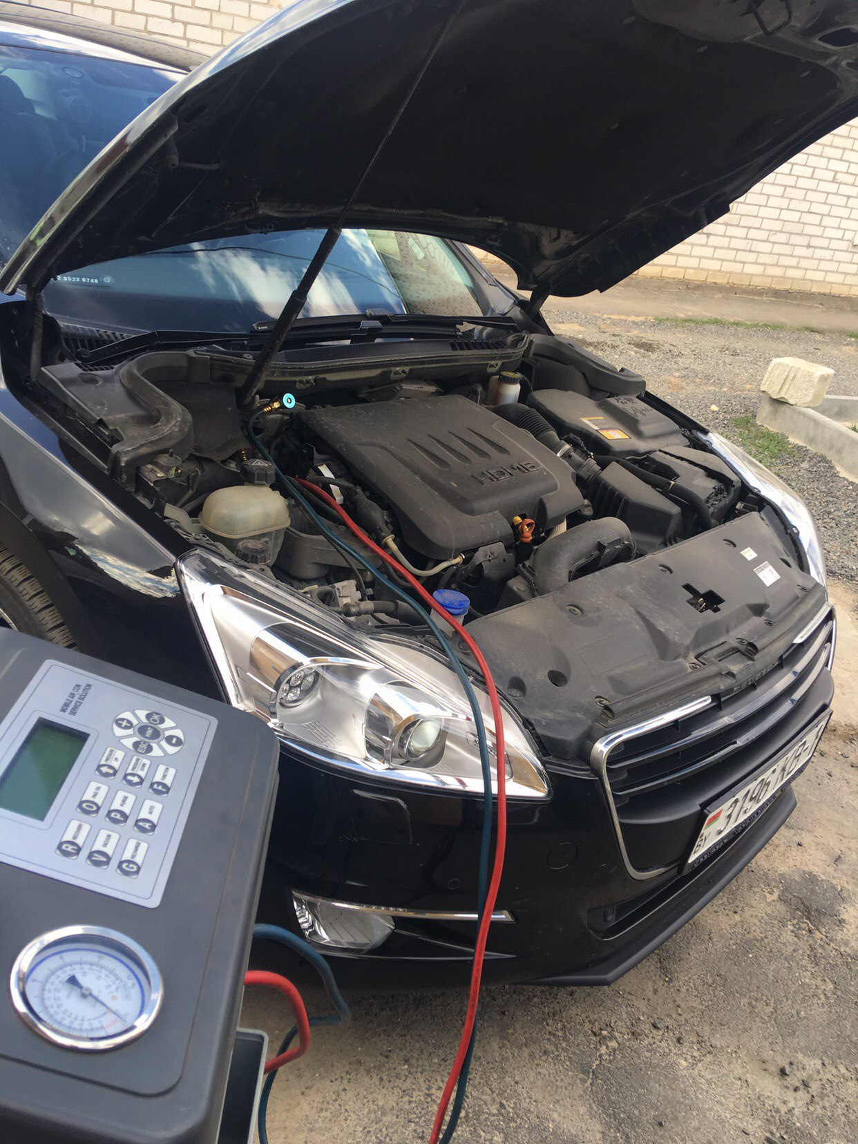 Какой фреон в пежо 207. Фреон пежо 407. Пежо 206 нипели заправки кондиционера. Фреон пежо 407. Пежо 308 заправка кондиционера.