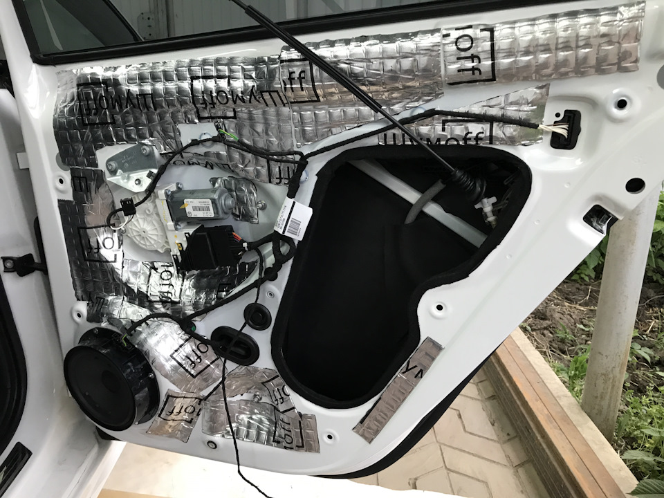 Шумоизоляция jetta. Шумоизоляция jetta. Заводская шумоизоляция пола лачетти. Шумоизоляция jetta. Шумоизоляция дверей jetta 6.