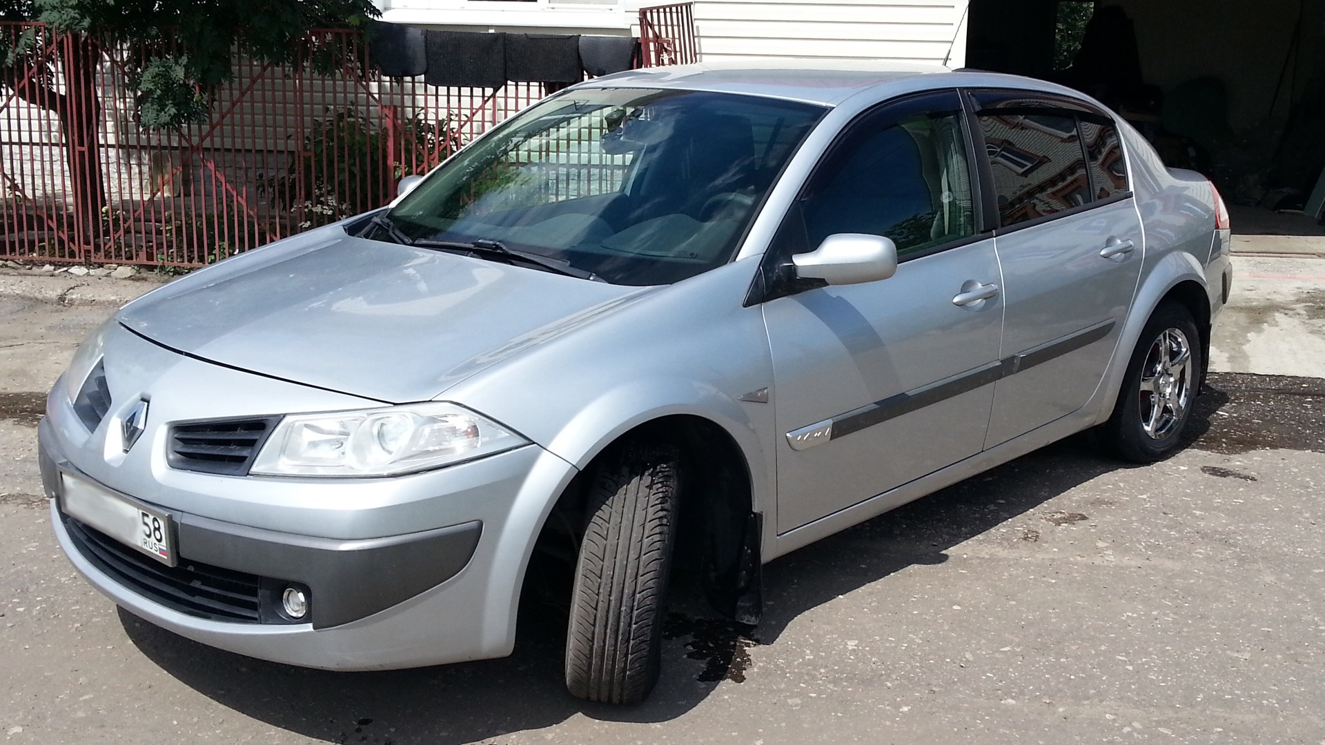 Рено Меган 2 серебристый. Renault Megane 2 серебристый. Рено Мегане 2 2008 серебристый. Рено Меган 2006 год серебристый.