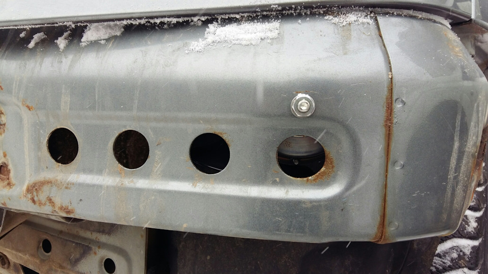 Волговский сигнал на ниву шевроле установка. b69112ds 960. Волговский сигнал на ниву шевроле установка фото. Волговский сигнал на ниву шевроле установка-b69112ds 960. картинка Волговский сигнал на ниву шевроле установка. картинка b69112ds 960. Всем привет! Решил установить клаксоны от волги, так как штатным только кур пугать на даче! Принял решение внедрить это чудо, во внутрь усилителя по углам, со снятием бампера! Ну и немного фоток!