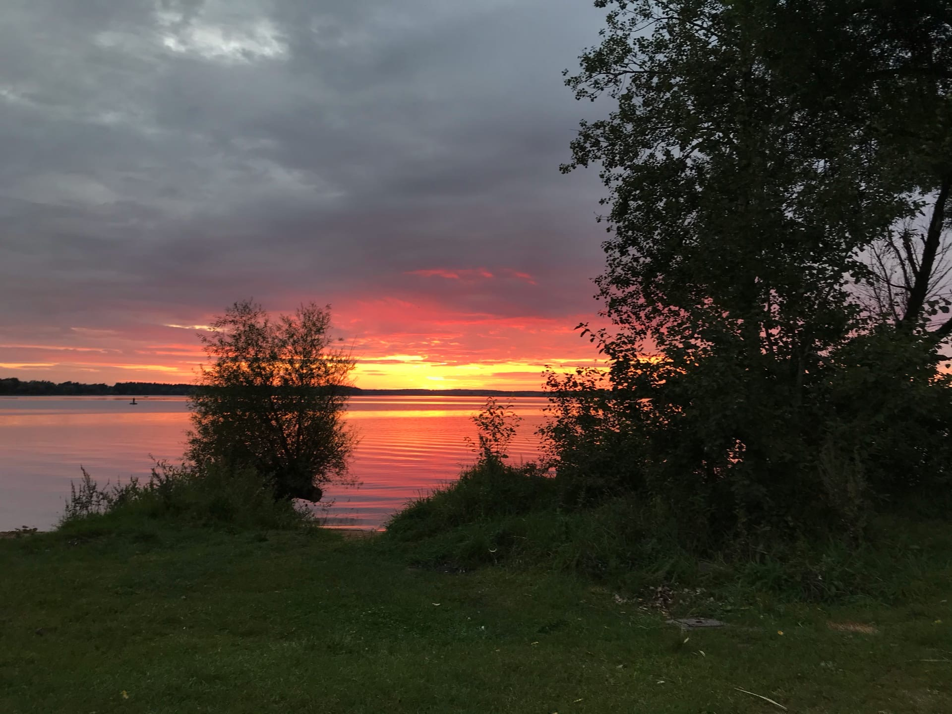 Озернинское водохранилище с палатками