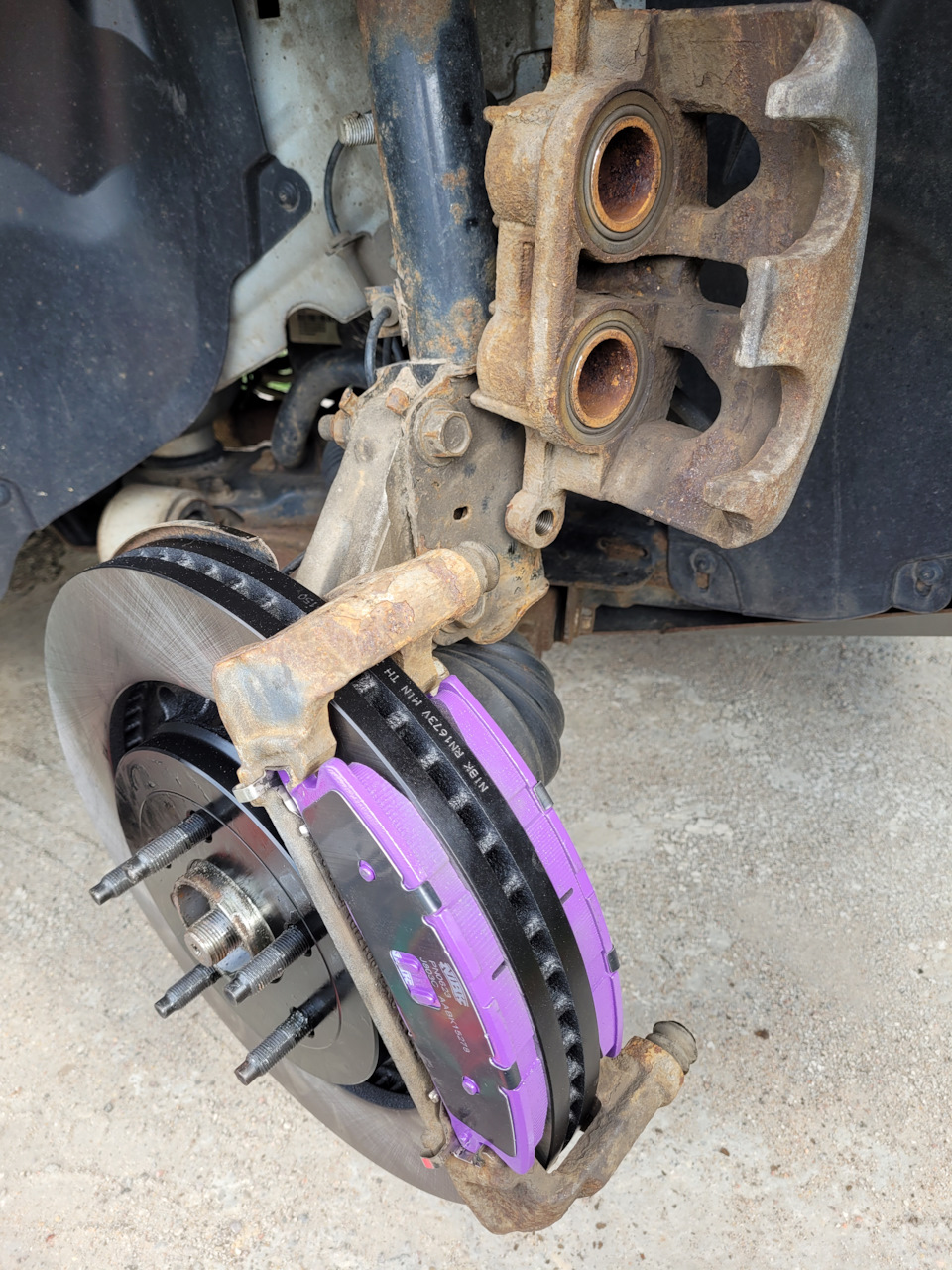 Замена передних дисков и колодок — Ford Explorer (5G), 3,5 л, 2013 года ...