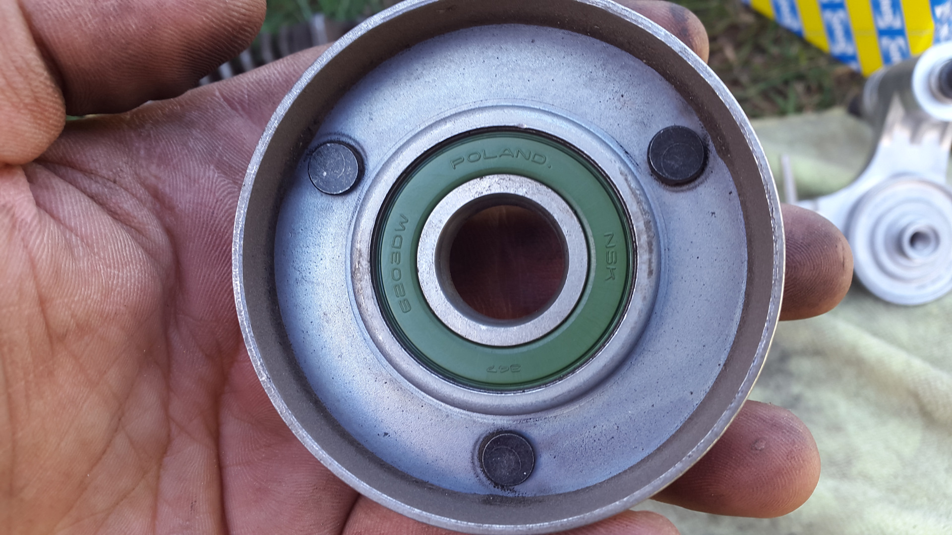 Подшипник натяжителя ремня генератора. Ролик грм опель кадет 1. Подшипник натяжителя субару. Ролик натяжителя ремня 1341a089. Подшипник натяжителя ремня генератора.