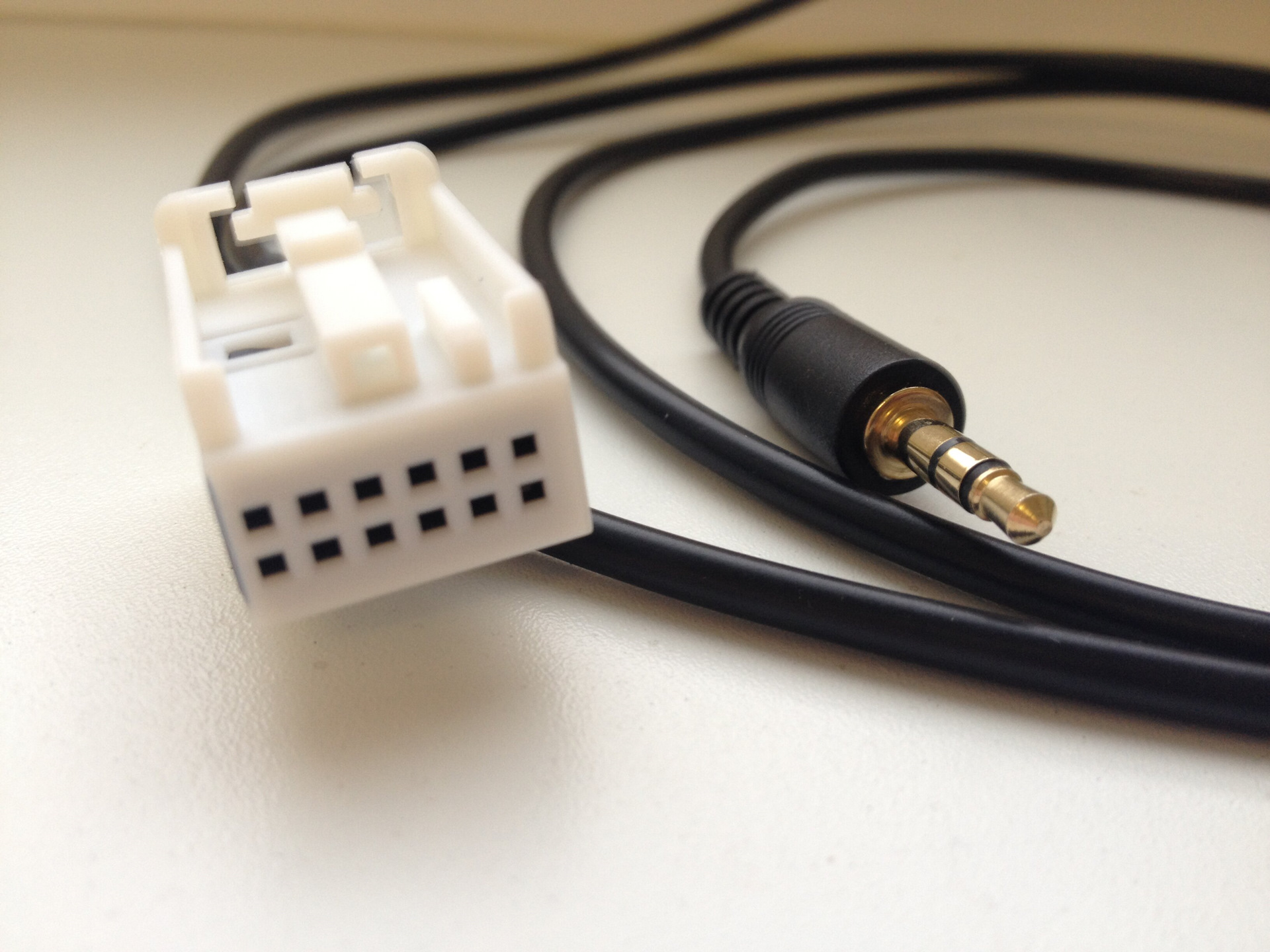 Аукс ауди. Разъем аукс 12pin. Разъем аукс 3.5. Aux a2038700589. Аукс 3 пин.