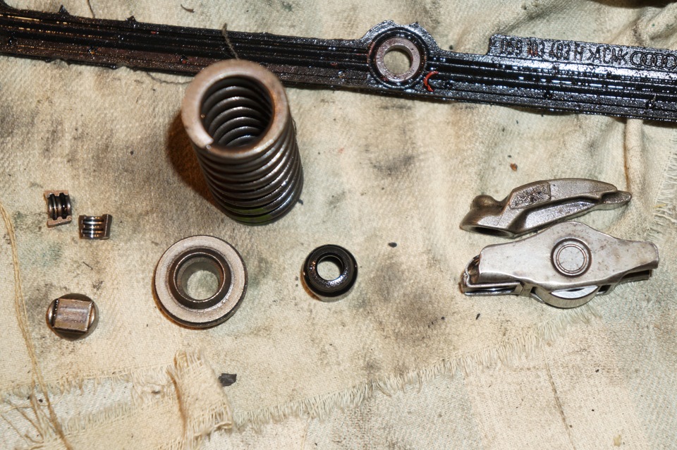 Рассухарил клапан для примерки роликового рокера — Audi A6 (C5)