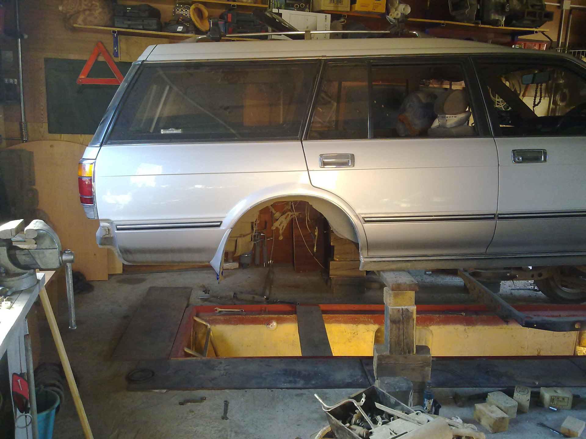 Два солдата из стройбата, заменяют… — Toyota Crown Wagon (S130), 2 л ...