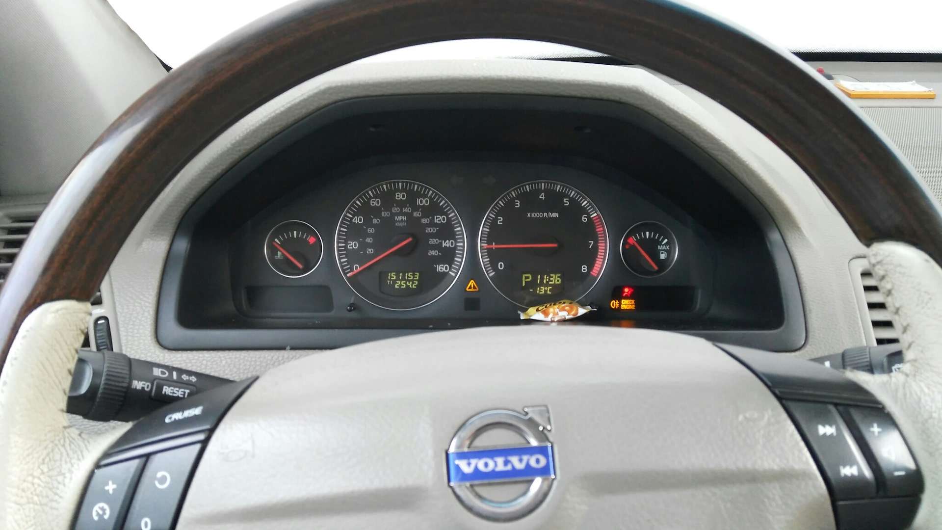 Хс90 заводится. Хс90 заводится. От чего работает прогрев двигателя на вольво. Датчик уровня масла volvo xc60 дизель. Xc90 volvo заводится и глохнет.