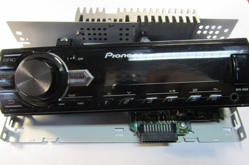 Не включается магнитола pioneer mvh 08ub