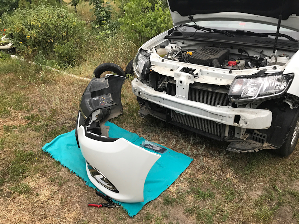 Как снять бампер логан 2 Сетка в бампер - Renault Logan (2G), 1,6 л, 2016 года аксессуары DRIVE2
