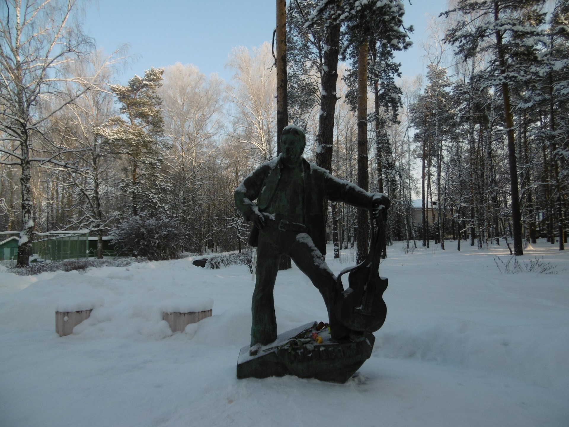 Дубна дворец. Дубна памятник Высоцкому. Аллея Высоцкого в Дубне. Дубна статуя Высоцкого. Дубна ДК мир памятники.