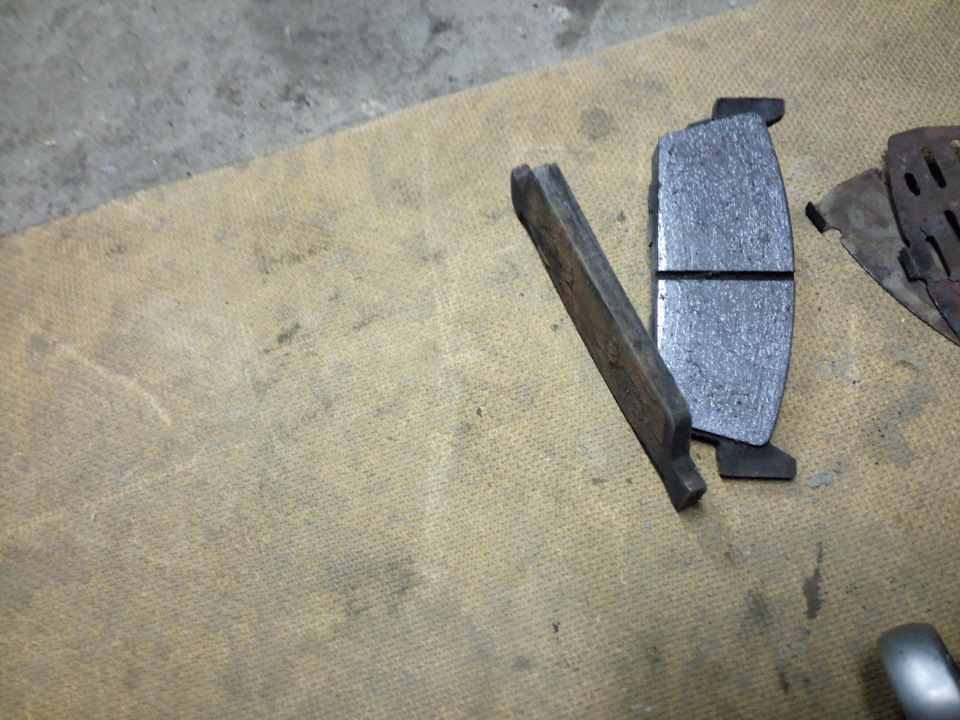 Задние колодки стерлись до металла — Nissan Laurel (C35), 2 л, 1998 ...