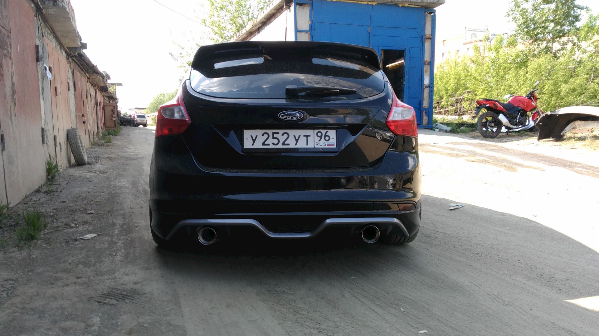 сдвоенный выхлоп форд фокус 3 хэтчбек. выхлопная труба форд фокус 3. Ford focus 3 exhaust. форд фокус 3 хэтчбек 1. выхлоп форд фокус 3 хэтчбек.