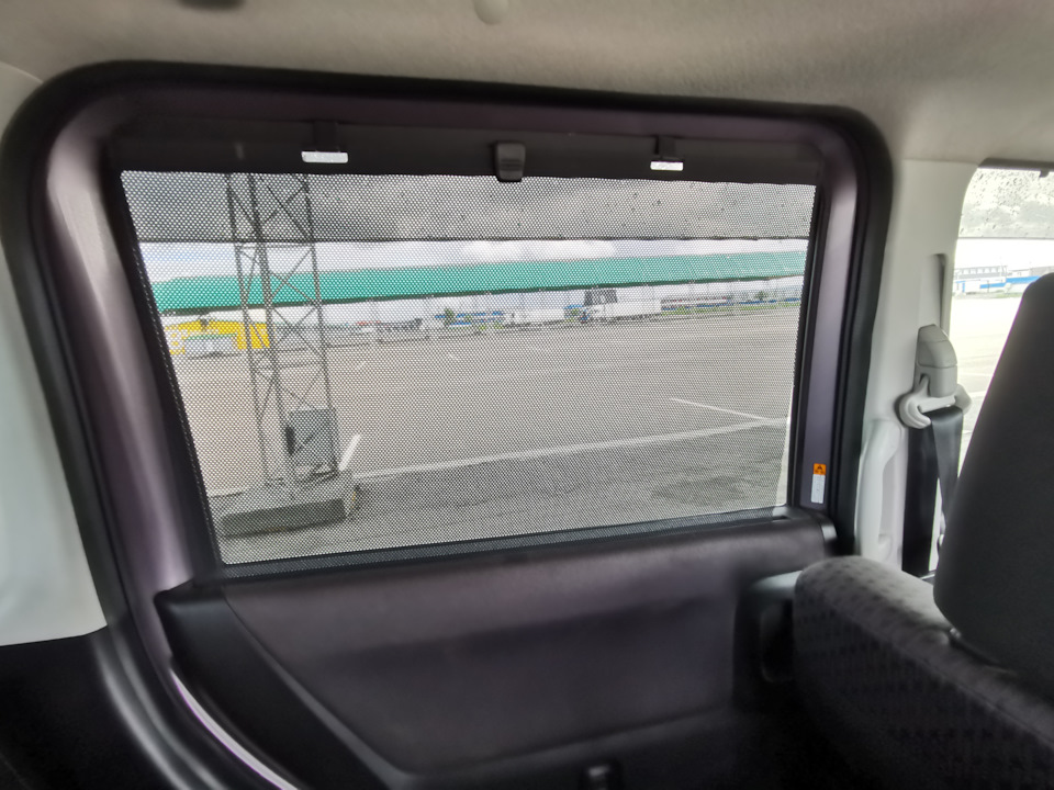 Даже заводские рулонные шторы, которые убираются внутрь двери! — Mitsubishi Delica D:2 (1G)