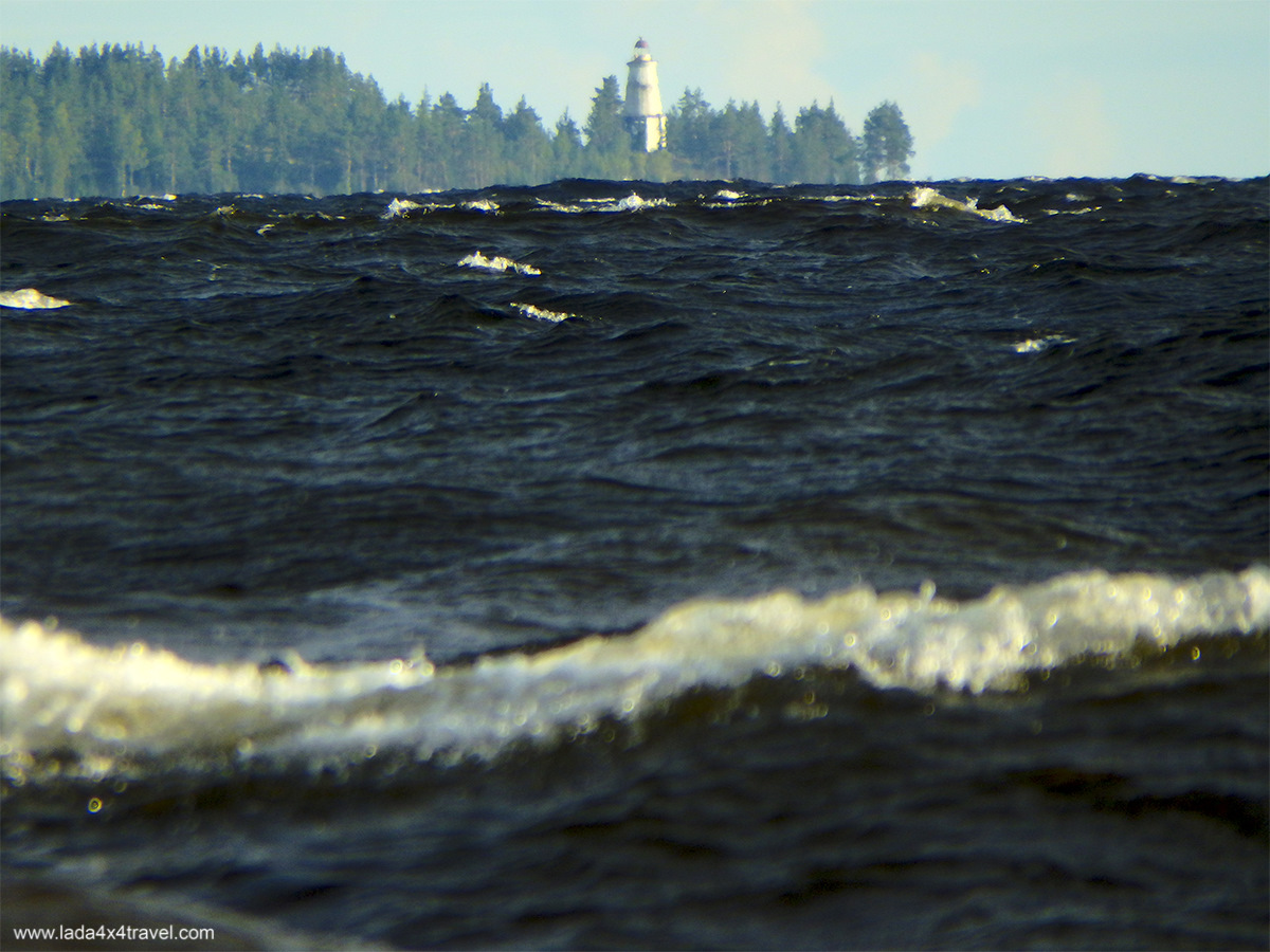 Туристы на онежском озере. Сарин нос Онежское озеро. Навигация Онежское озеро. Онежское озеро большие волны. Водовороты в Онежском озере.