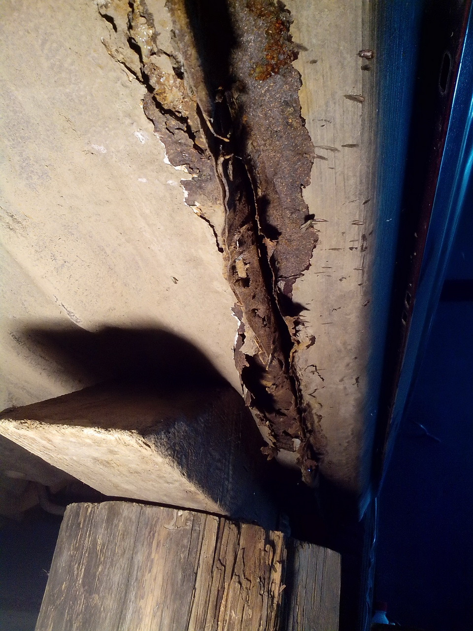 Щель в днище. Дырки в пороге и днище авто. Трещины днища авто. Щель в днище. Сквозные дыры в днище автомобиля.