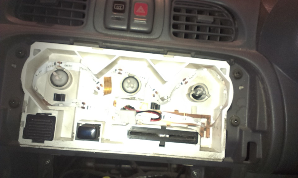 Подсветка панели приборов — Nissan March (K11), 1 л, 2000 года | своими ...