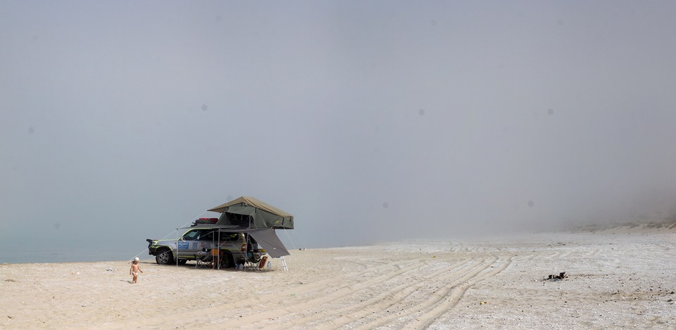 С утра другое потрясающее зрелище. Туман накатил на берег. — Toyota Land Cruiser 100