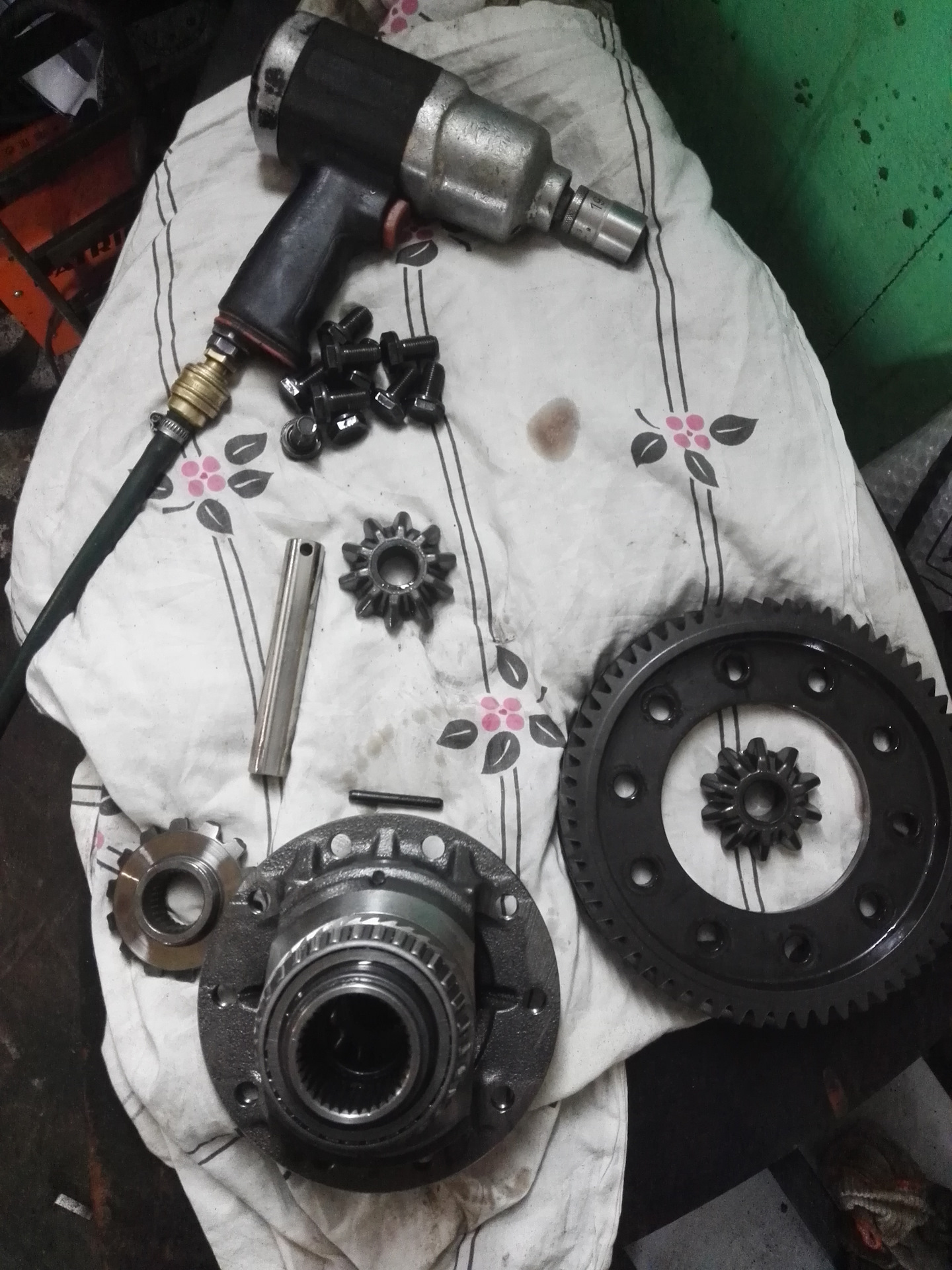 Дифференциал мкпп хендай туксон 2008. Дифференциал акпп хендай матрикс 2004 1. Задний редуктор hyundai tucson 2008. Дифференциал туксон. Замена сальника дифференциала мкпп хундай туксон 2006.