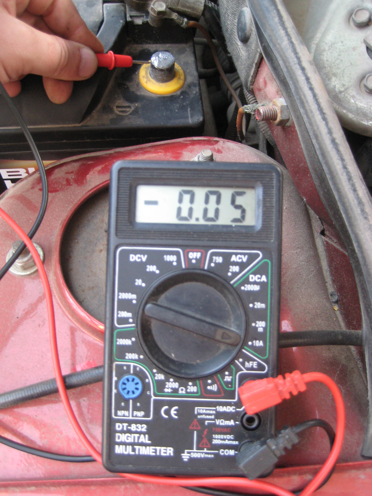 Проверить утечку тока на ваз. Ток утечки тестером на АКБ. Мультиметр м830в измерение напряжения аккумулятора. Мультиметр измерение напряжения 12 вольт. Мультиметр замер напряжения 12 вольт.