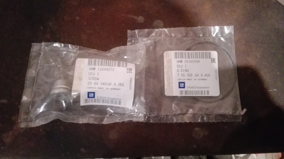 Пробка для слива масла и какое то колечко резиновое — Opel Insignia OPC Sports Tourer. Запчасти на фото: 93182244, ORING