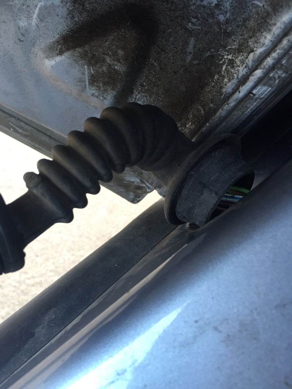 Заменившим гофру между передней дверью и кузовом - Skoda Fabia Mk2, 1,6 л, 2011 