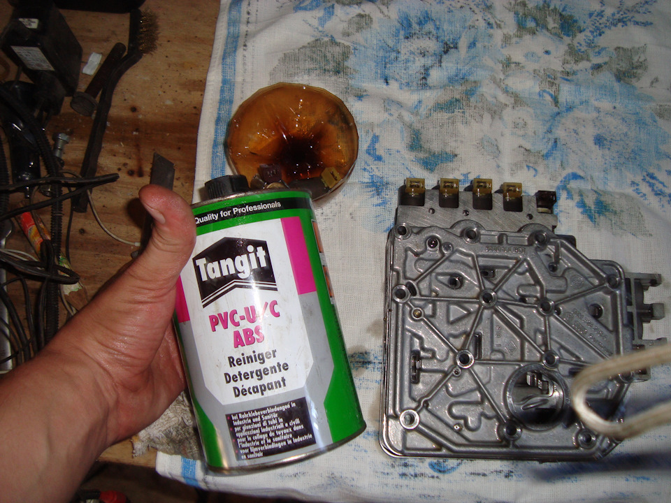 Для протирки всего я использую вот такой растворитель для труб ПВХ ( для бассейнов) высыхает за 5-7 секунд ничего не оставляя — Volkswagen Bora (1G)